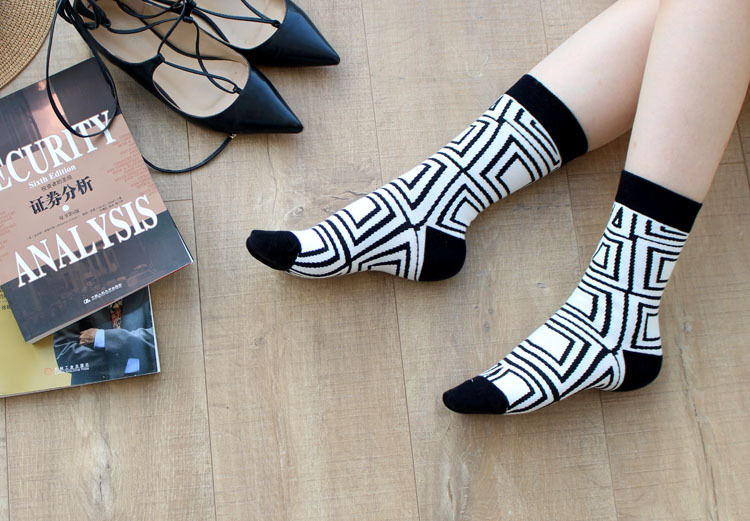 秋冬新款 棉女士袜子 日系原宿黑白潮袜 中筒文艺女袜批发
