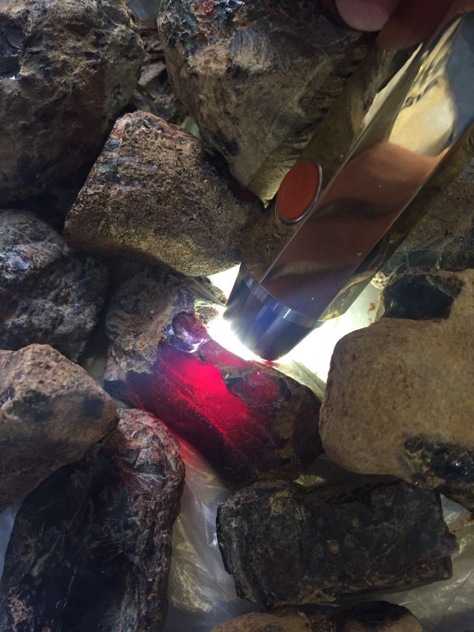 天然缅甸琥珀 血珀毛料促销优惠天然琥珀原石厂家直销