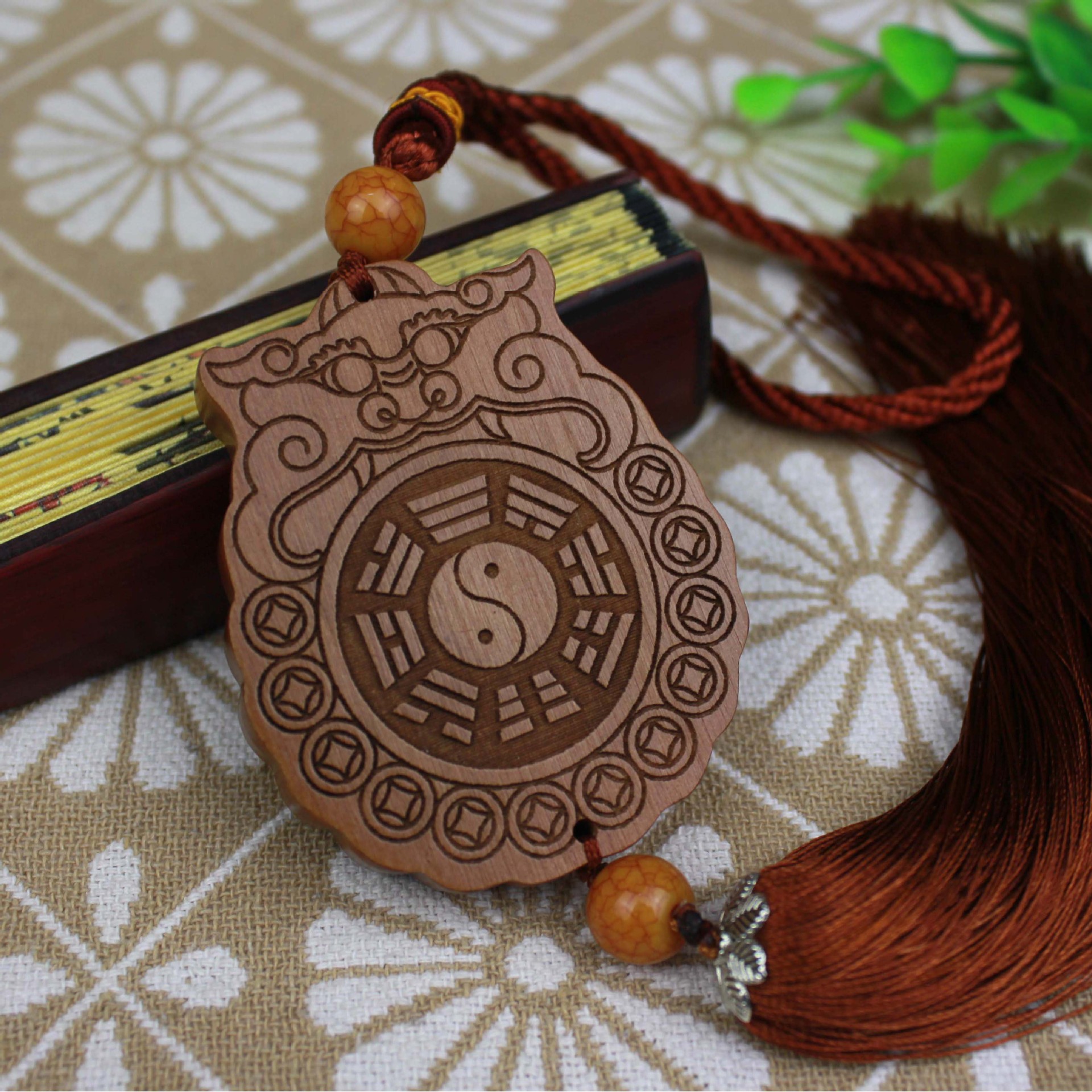 厂家货源 桃木木雕汽车挂件 八卦木牌汽车内饰用品 定制挂件