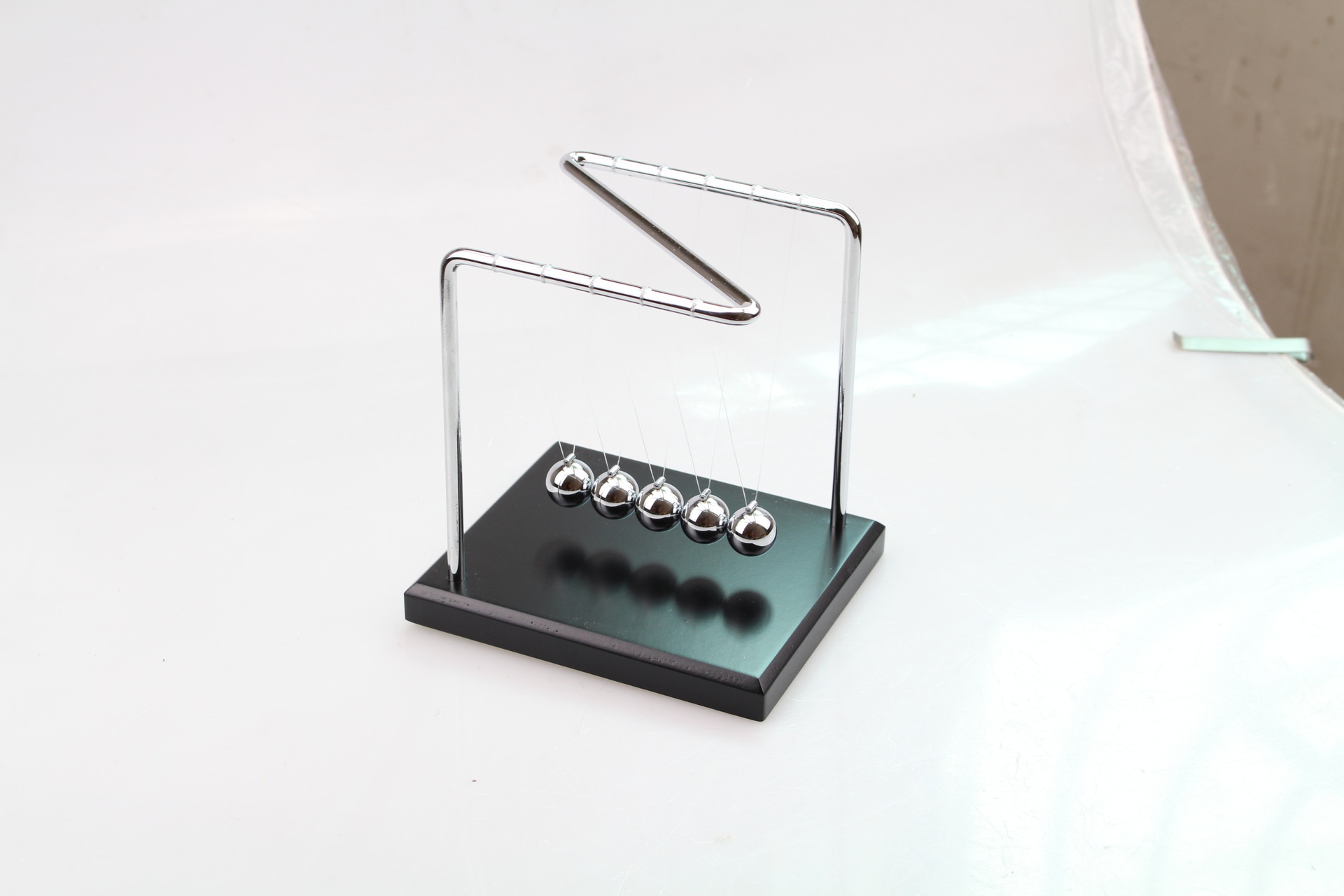 大号z字型牛顿摆球简约现代工艺品碰碰球实心球男女玩具礼物批发