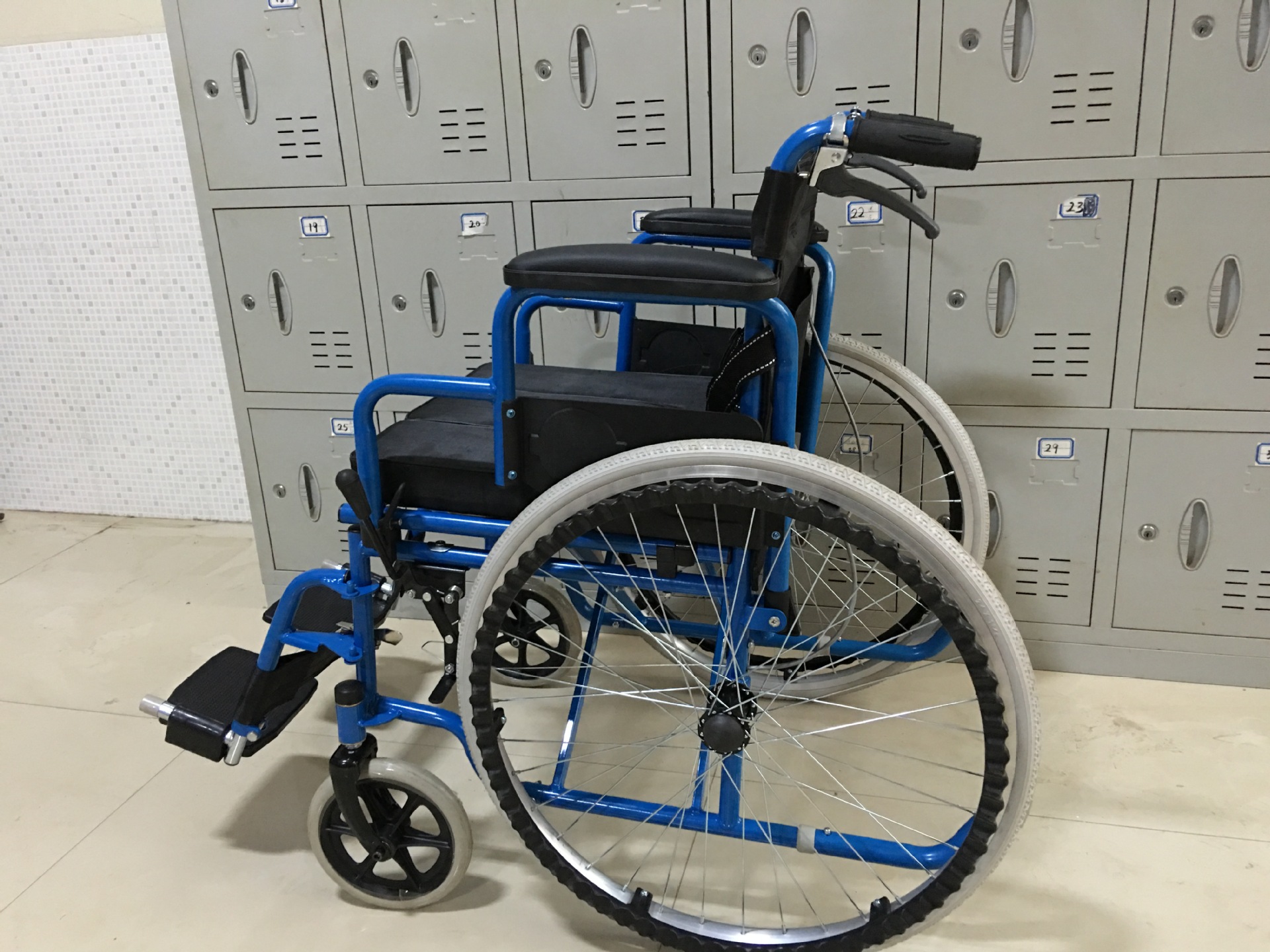 折叠活扶手活前腿带坐便实心胎轮椅