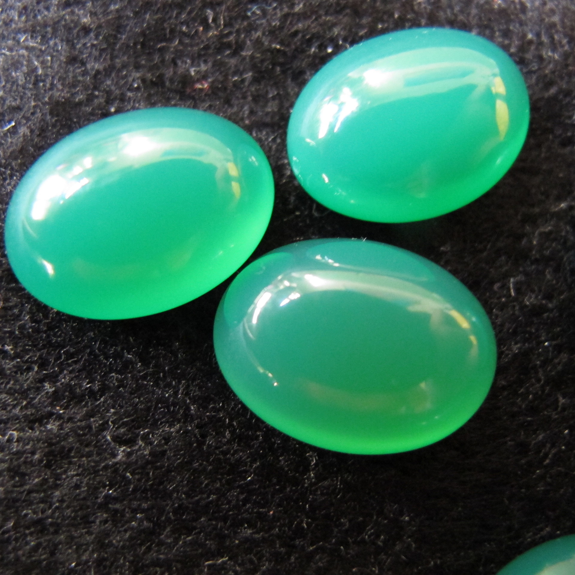 玉髓戒面巴西阳绿玉髓鸽子蛋裸石戒面 女款玉石戒指材料