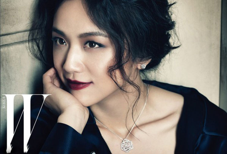 保留眉峰的自然角度,眉峰颜色重,眉头颜色淡. 汤唯