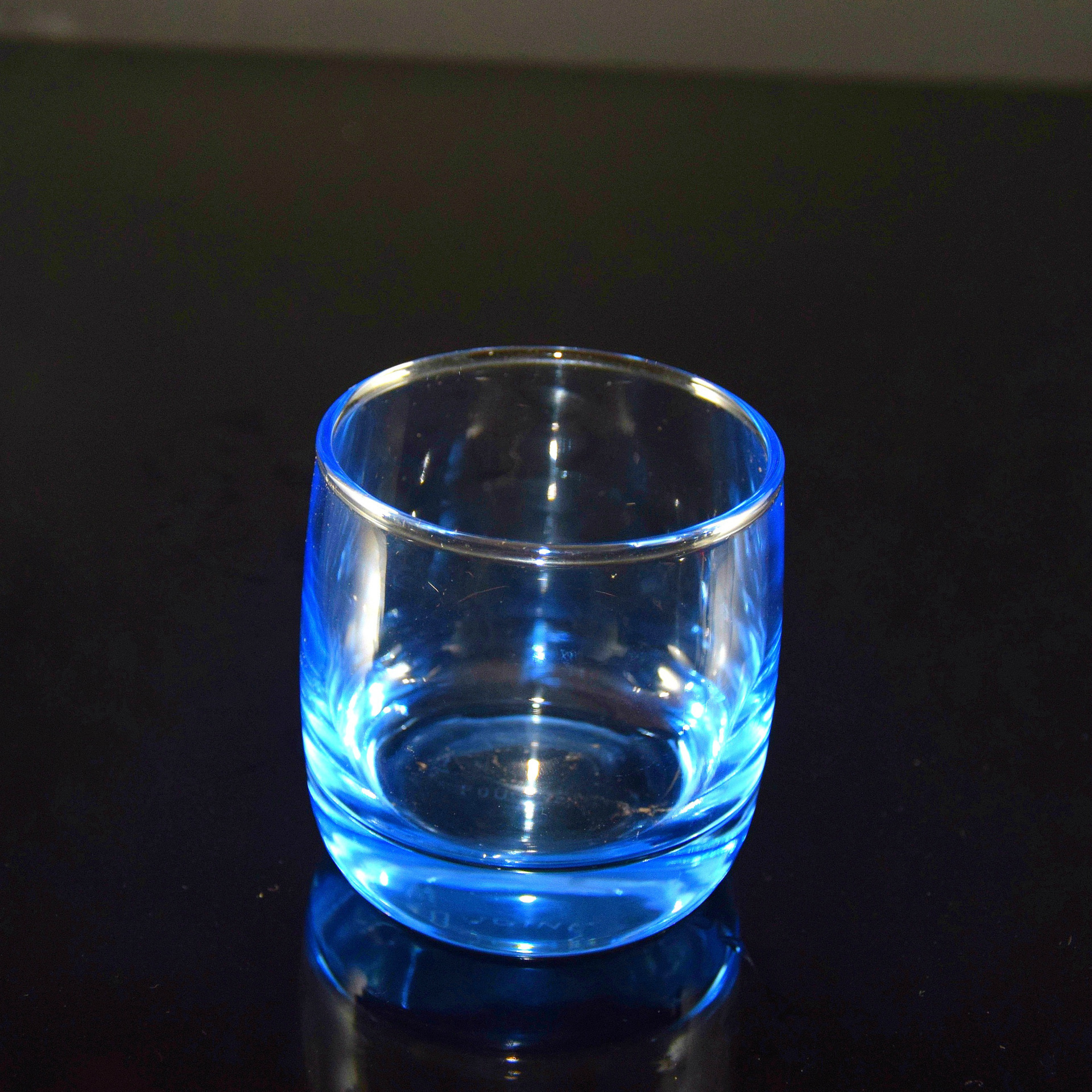 厂家批发精美啤酒杯 威士忌酒杯 蓝色啤酒杯 创意礼品有色玻璃杯