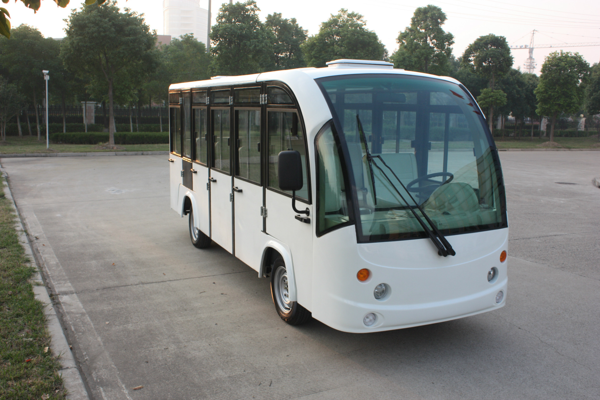 新能源节能代步电动观光车高尔夫景区旅游14座封闭观光车厂家