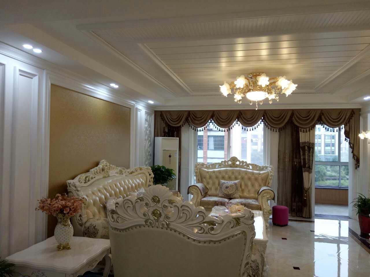 白色欧式墙板实景图mmexport1477374518426