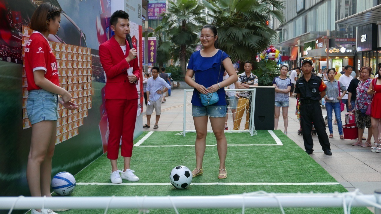 超多福利!重庆万达广场偶遇力帆活动,大量美女