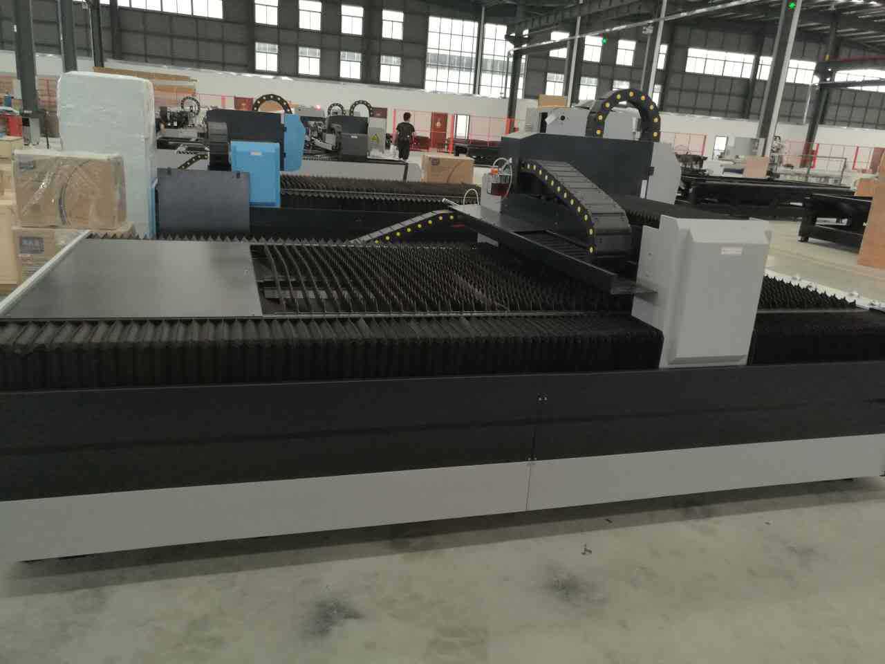 上海亚威机床制造有限公司专业生产高精密金属光纤激光切割机