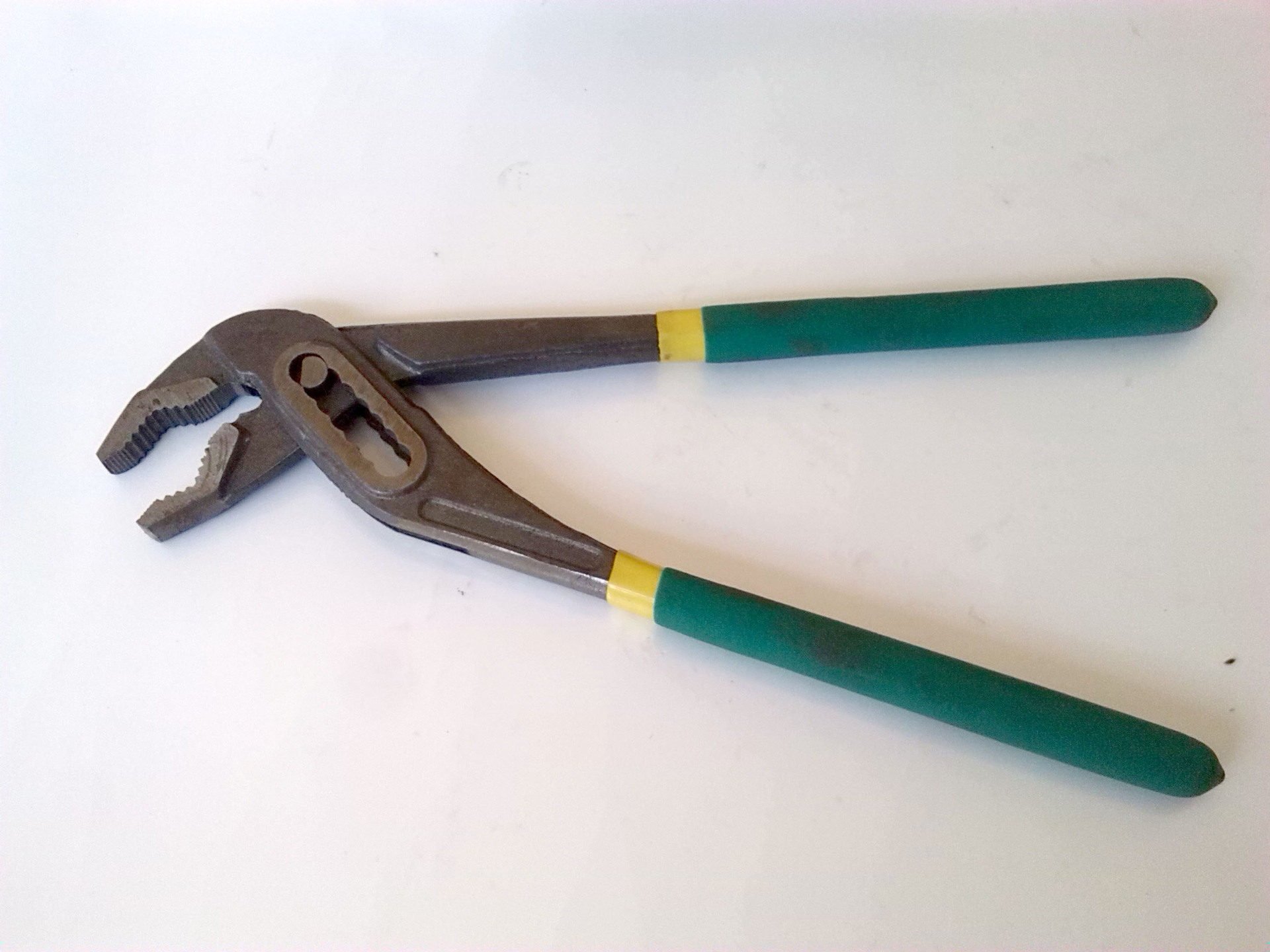 热卖水泵钳黄绿双色沾塑柄鹰嘴弯头水管钳管道扳手工具10寸水泵钳