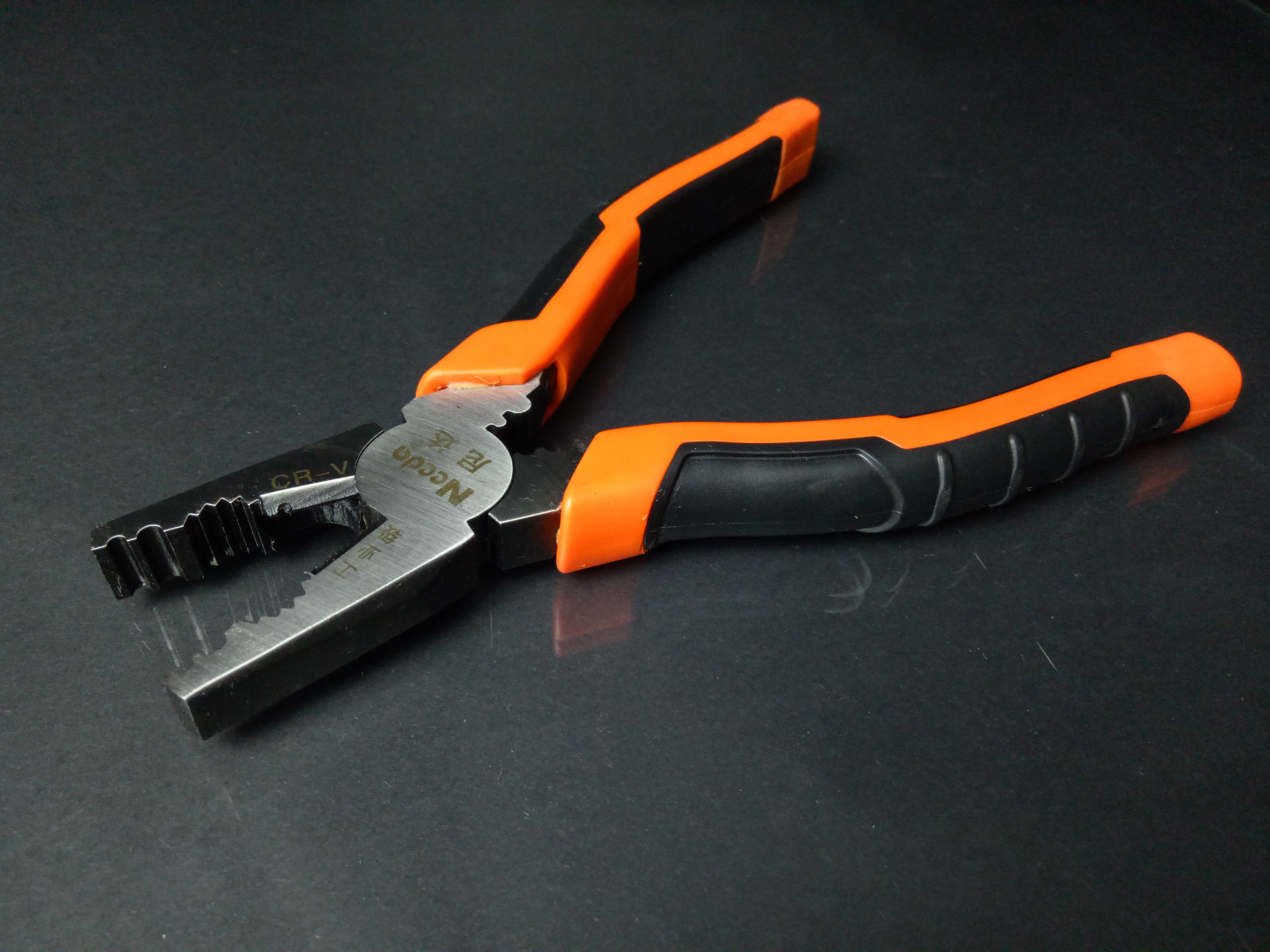 供应尼达钢丝钳 双色柄工业级五金工具铬钒钢多功能钢丝钳8寸