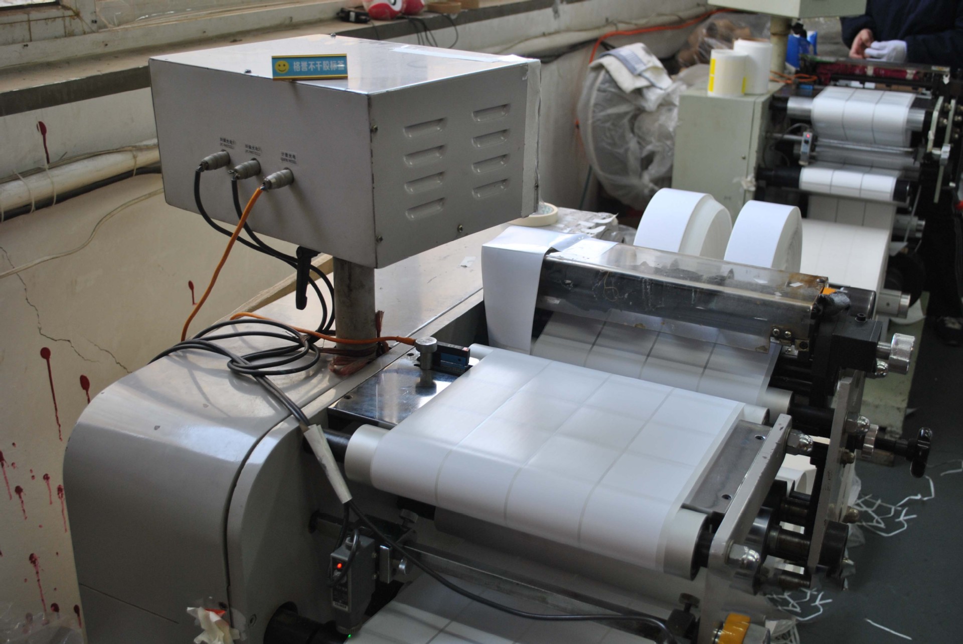 features规格:50*30张数:2000张品名:三防热敏不干胶颜色:白色品牌:格