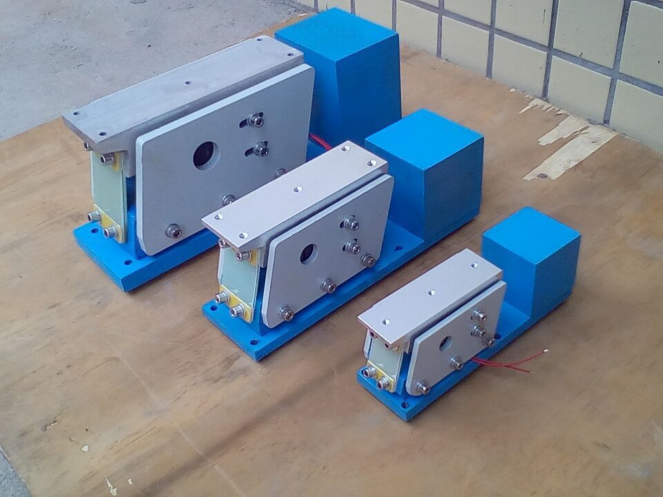 100#配重直振 直线送料器 振动送料机 加长侧拉平送 厂家直销