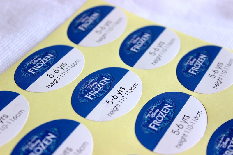 不干胶贴纸服装标签现货不干胶印刷定制批量发货