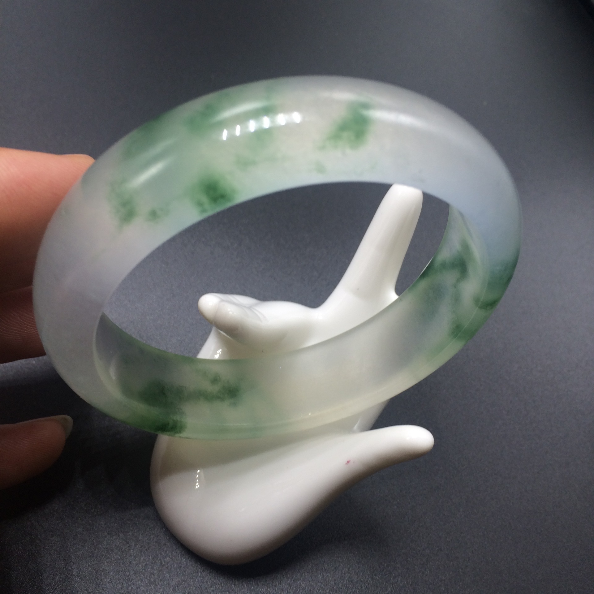 天然缅甸翡翠玉石手镯石英岩玉手镯淡灰绿色飘花玉手镯批发