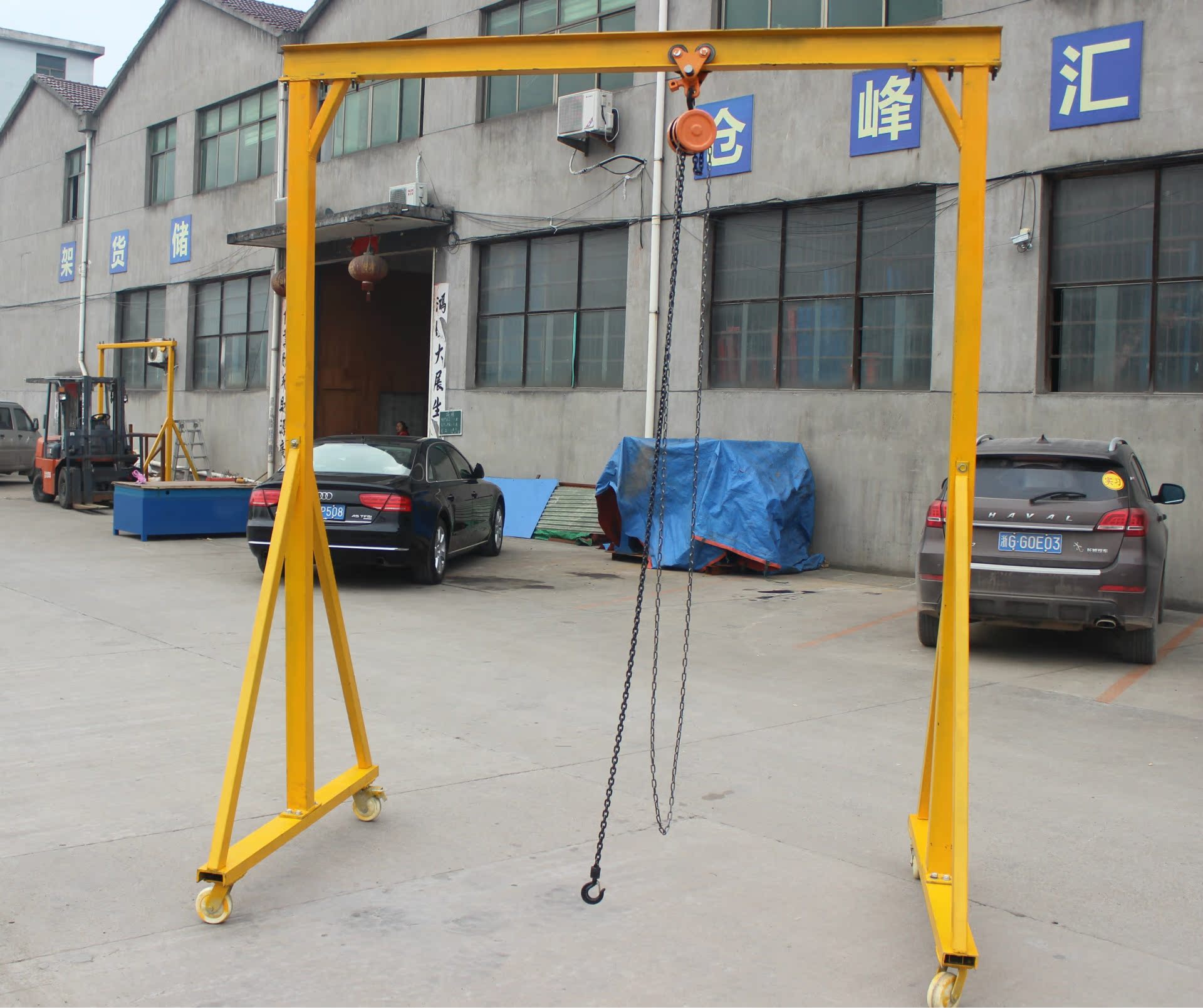 3,起重小龙门架上带刹车承重万向轮可在地面上随意移动,通过与电动