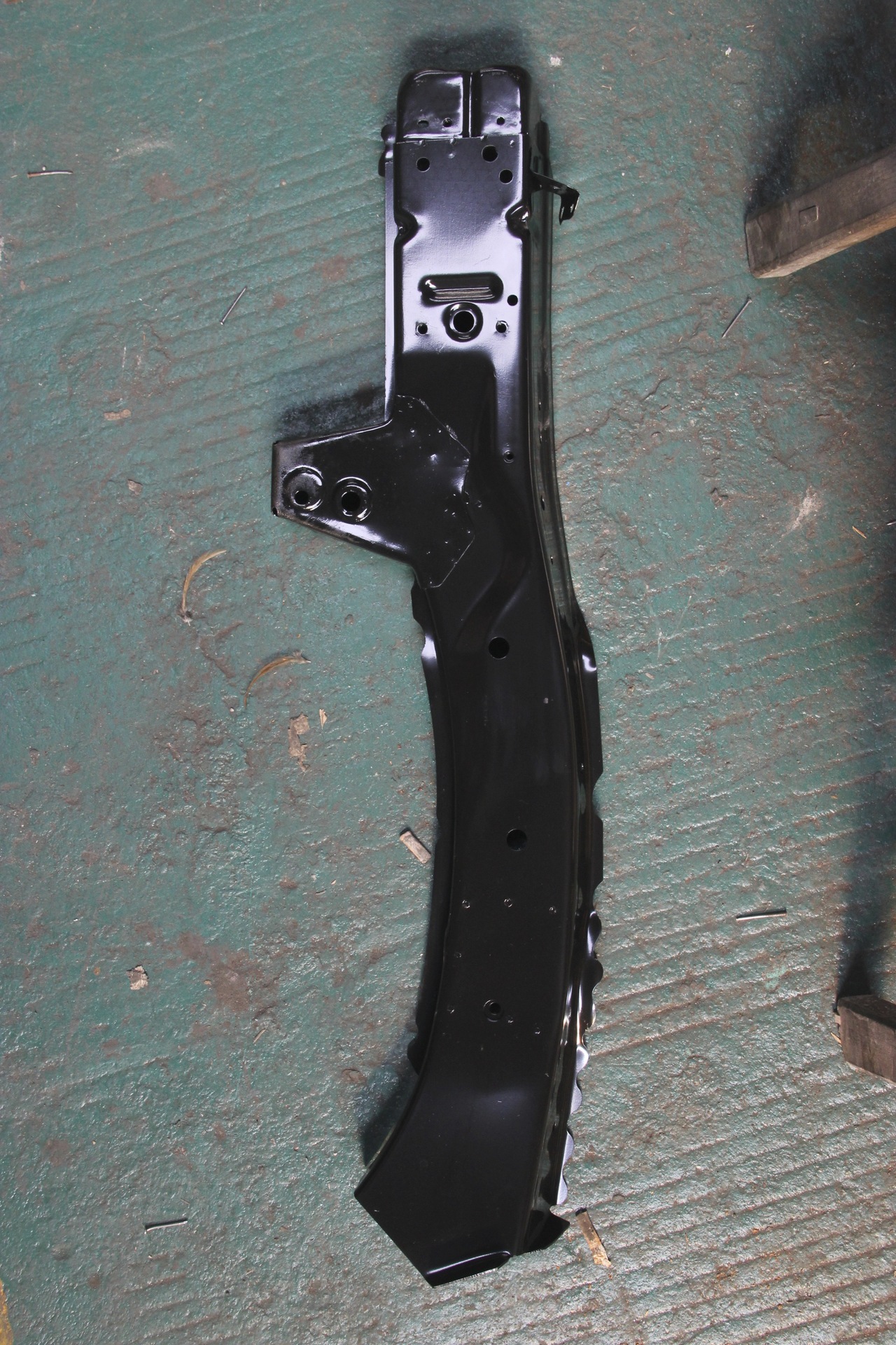 丰田凯美瑞老款右前纵梁