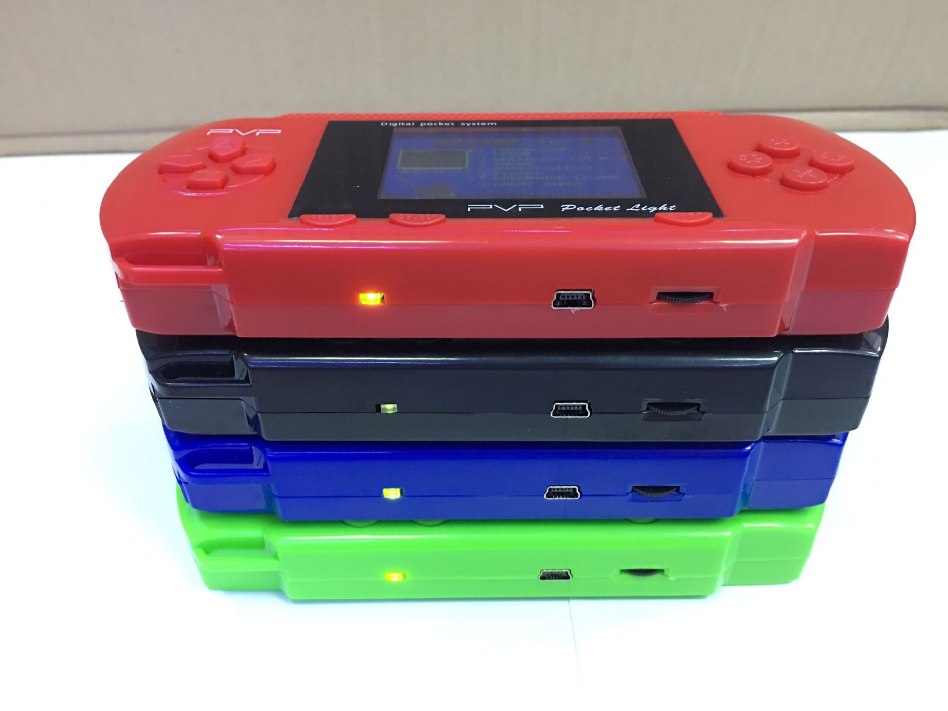 厂家直销fc红白掌机2.6寸pvp3000插卡游戏机经典8位掌上sup游戏机