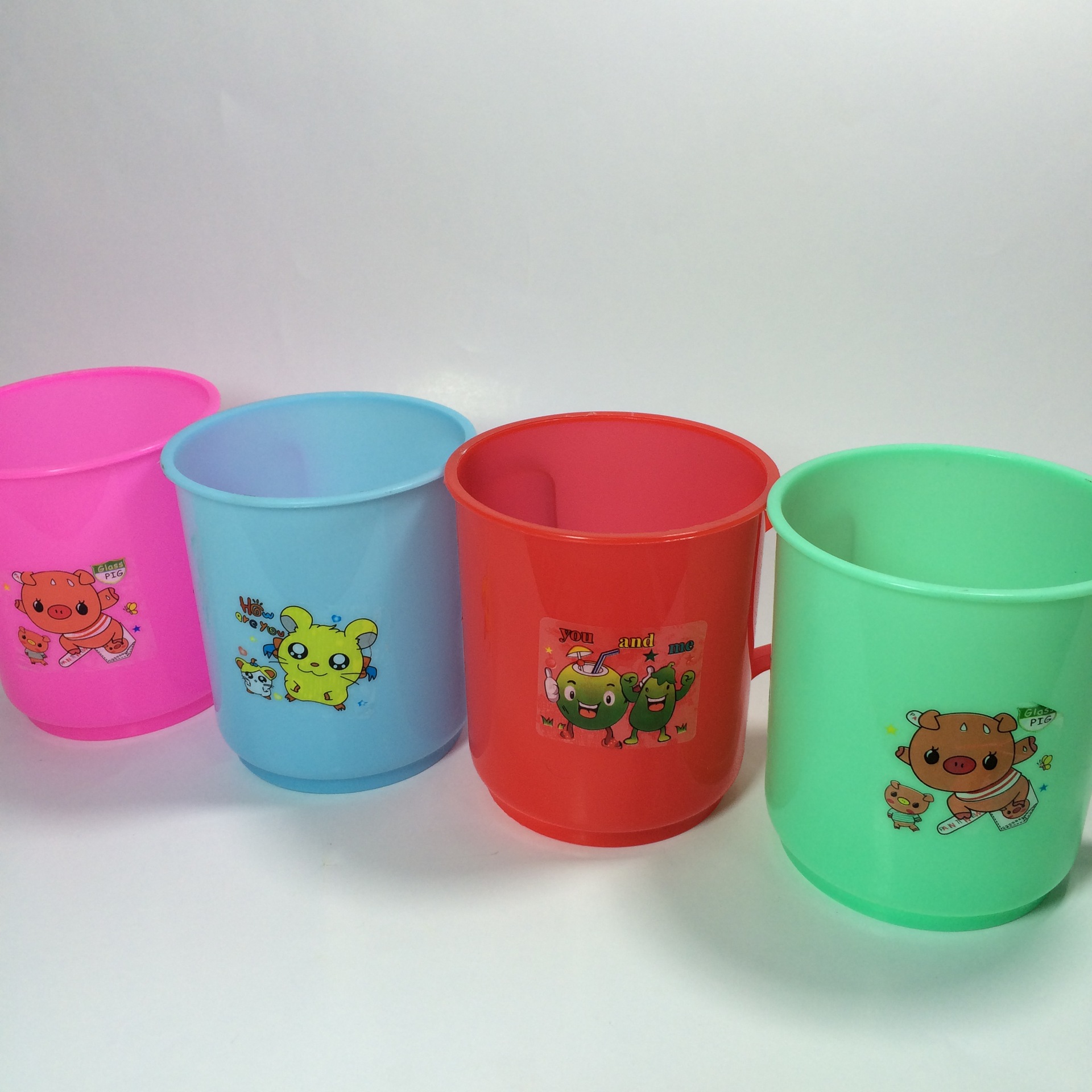 厂家批发学生牙缸漱口杯一元地摊彩色卡通贴纸刷牙塑料带柄茶杯