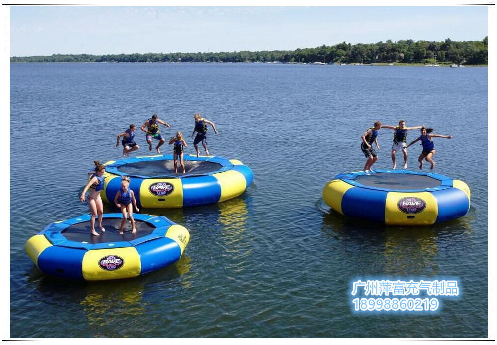 厂家直销大型蹦床儿童水上蹦蹦床水上弹跳床水上陀螺充气水上产品