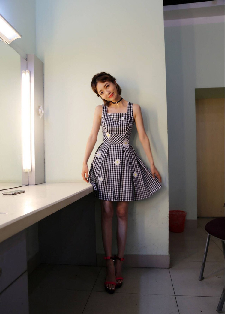 2016夏装明星于莎莎微博秀同款黑白格子