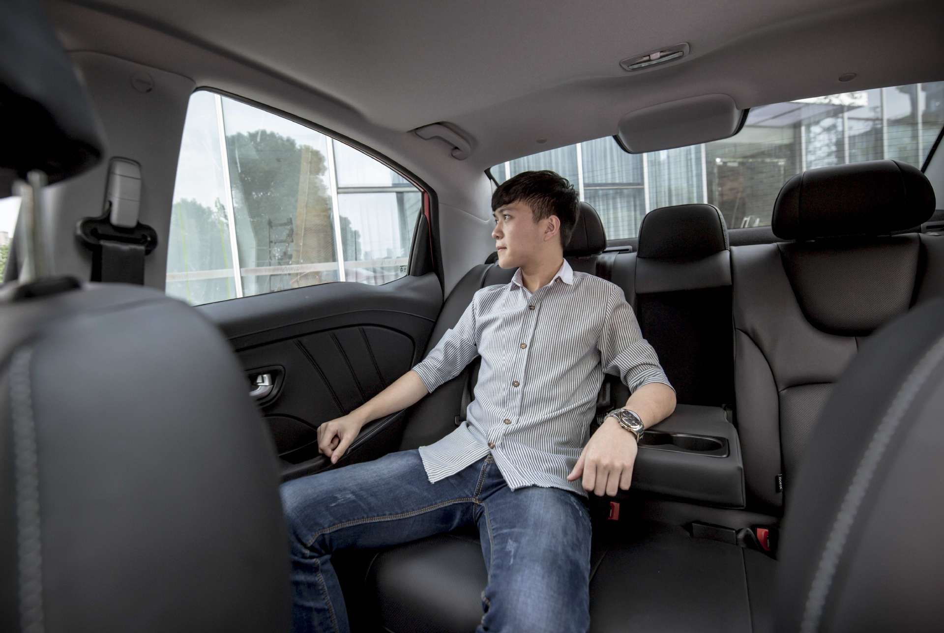 坐在后排感觉很宽敞,人不多的时候还能把中间的扶手放下来,那叫