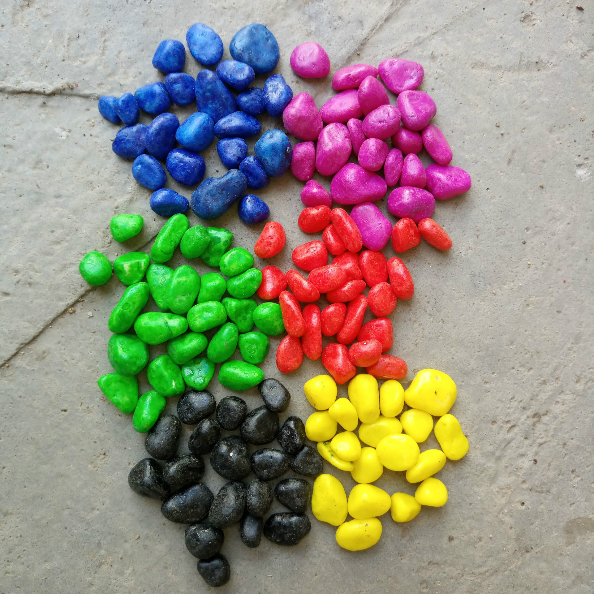 厂家供应染色鹅卵石五彩石水族箱鱼缸景观彩色石子