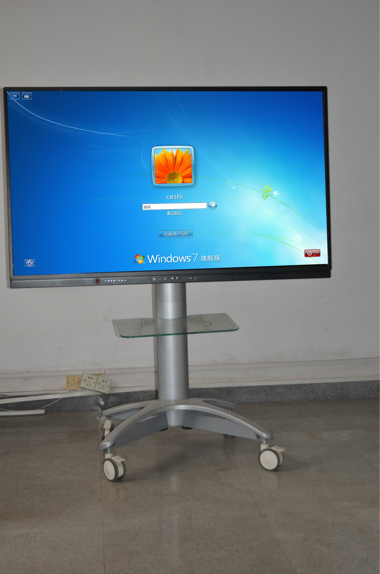 广州触摸一体机厂家特价大量供应各尺寸教学互动一体机电子白板