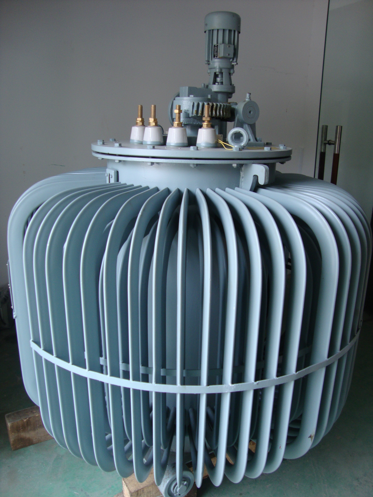 感应自动调压器