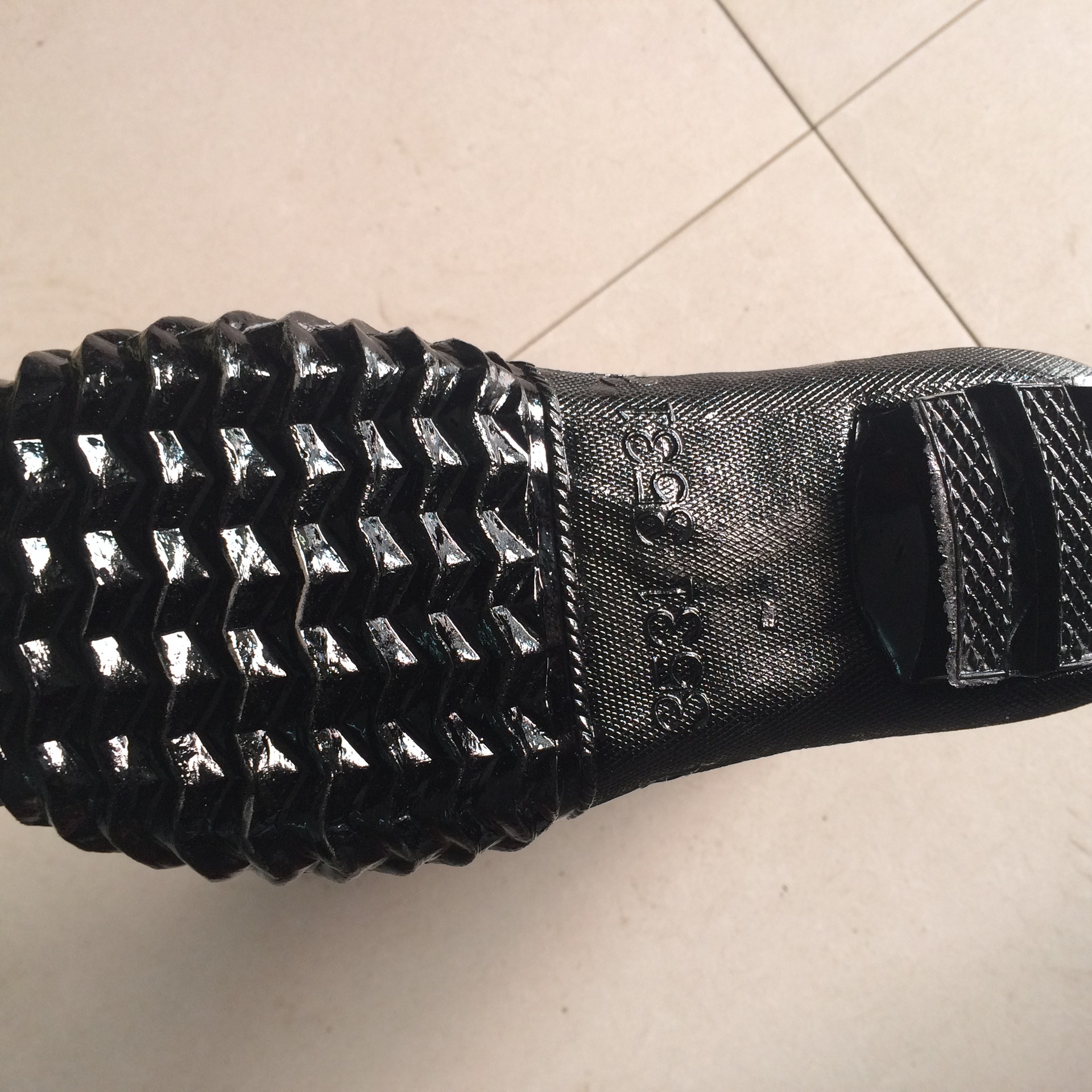 超厚实鞋底,耐磨防滑