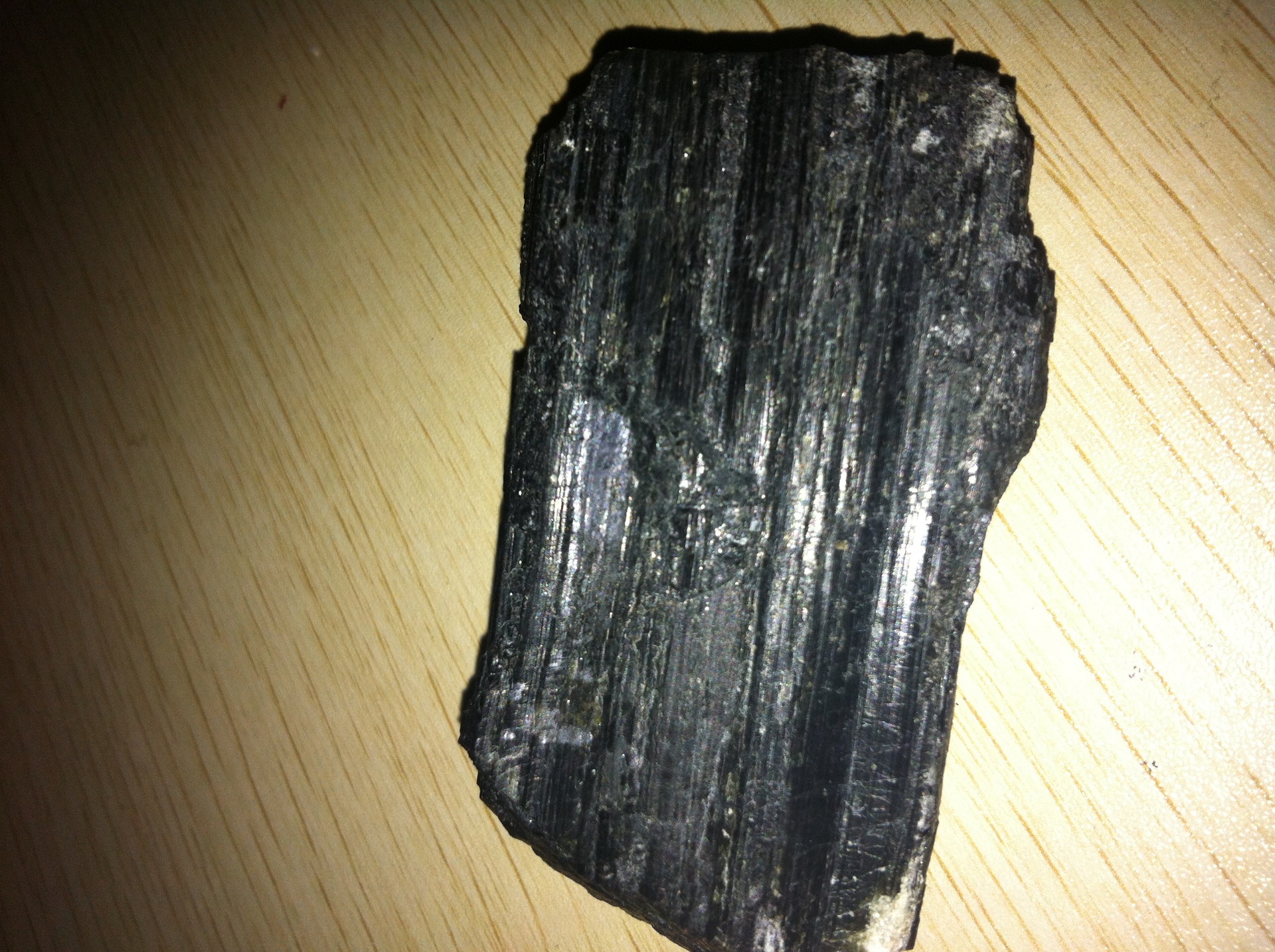 厂家供应优质黑色电气石块 电气石颗粒 托玛琳石块 新疆电气石