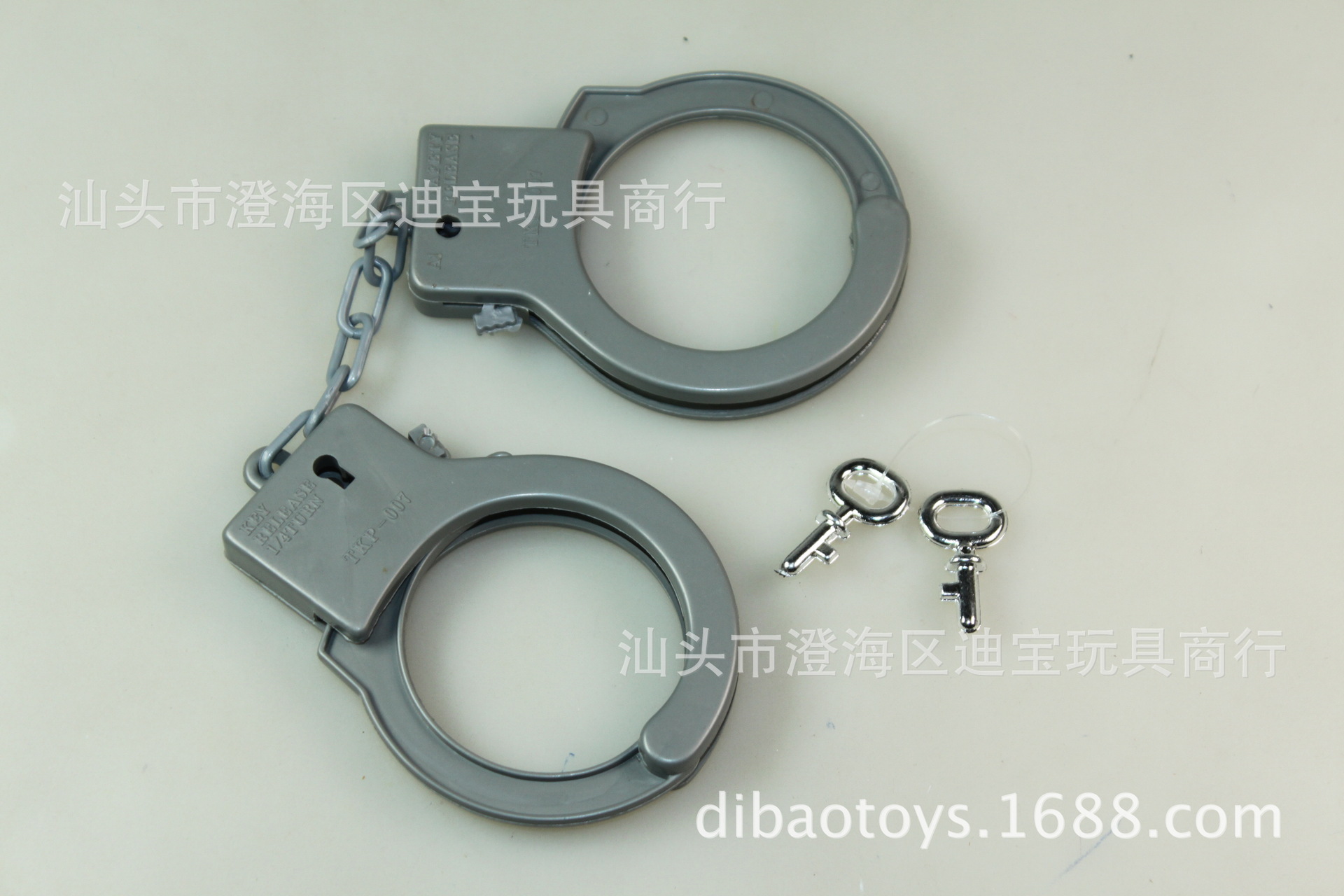 灰色儿童玩具手铐电镀钥匙