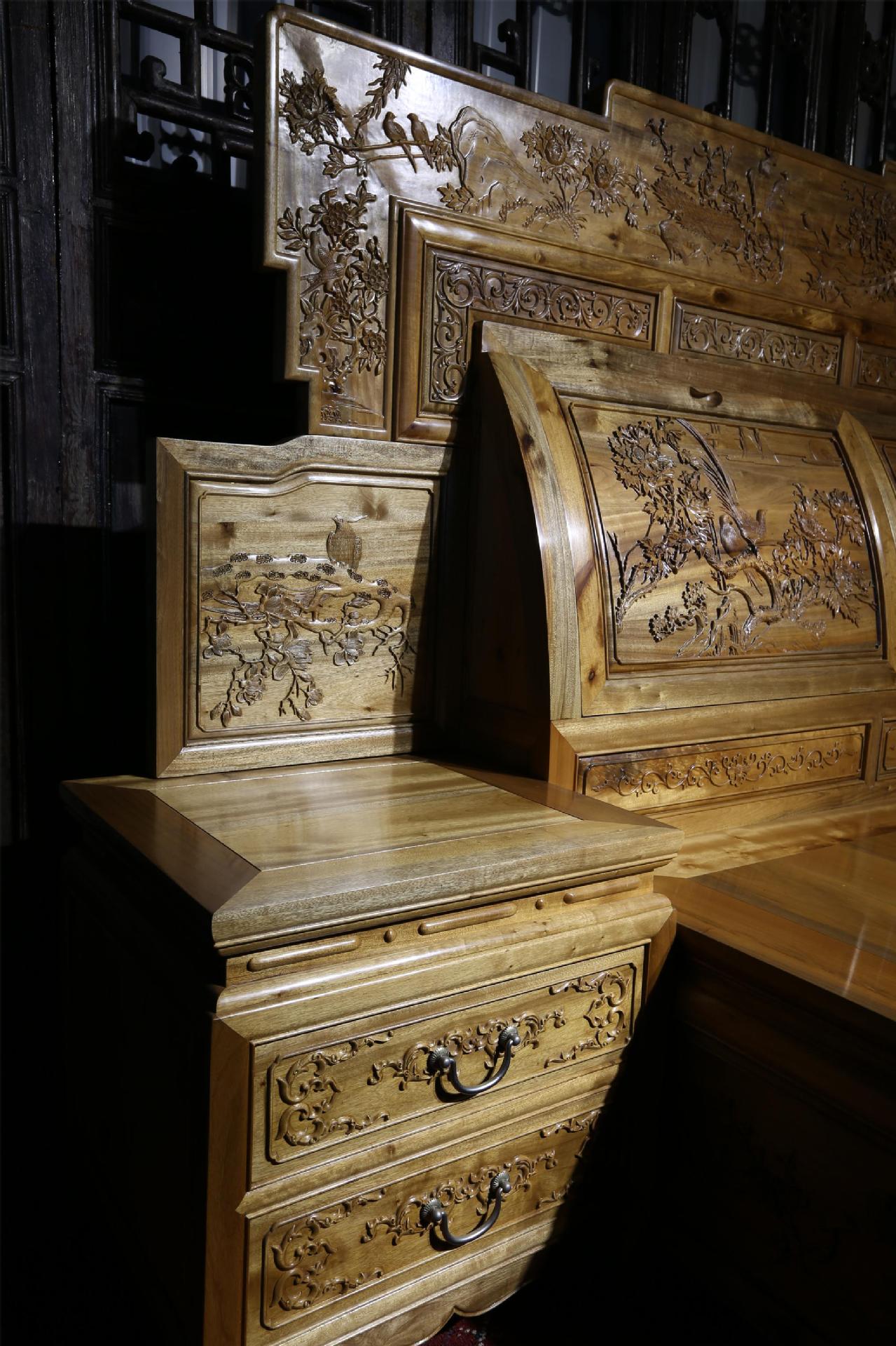 金丝楠雕花大床