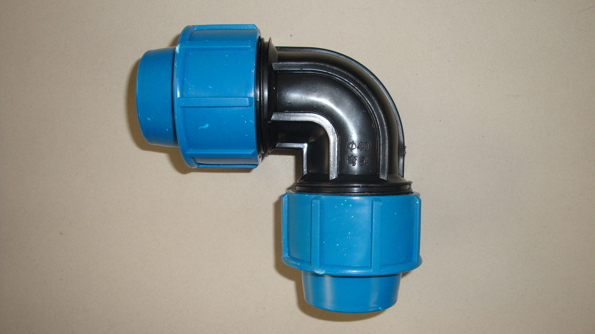 厂家直销 pe管件 直角接头 pe弯头 节水灌溉工具 滴灌配件