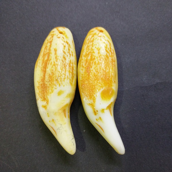 厂家直销 精美天然骨粉合成熊牙 虎牙吊坠 文玩杂项收藏批发