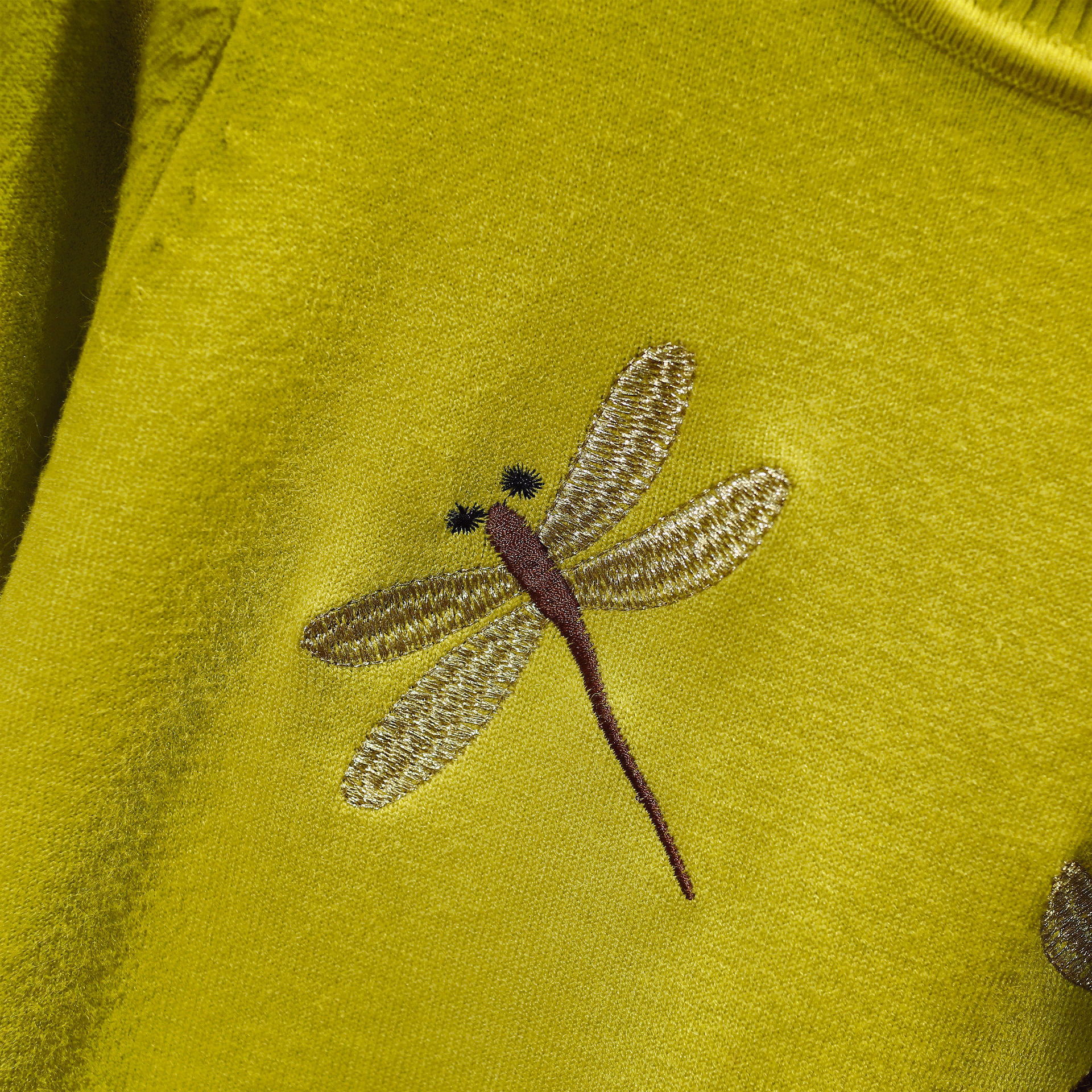 女士上衣秋冬新品女装蜻蜓刺绣图案圆领长袖套头针织衫打底毛衣女