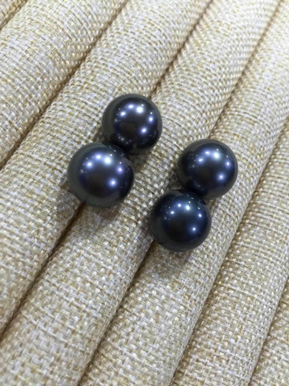 15-16mm超大正圆,强光无瑕,天然海水黑珍珠 8000元/粒