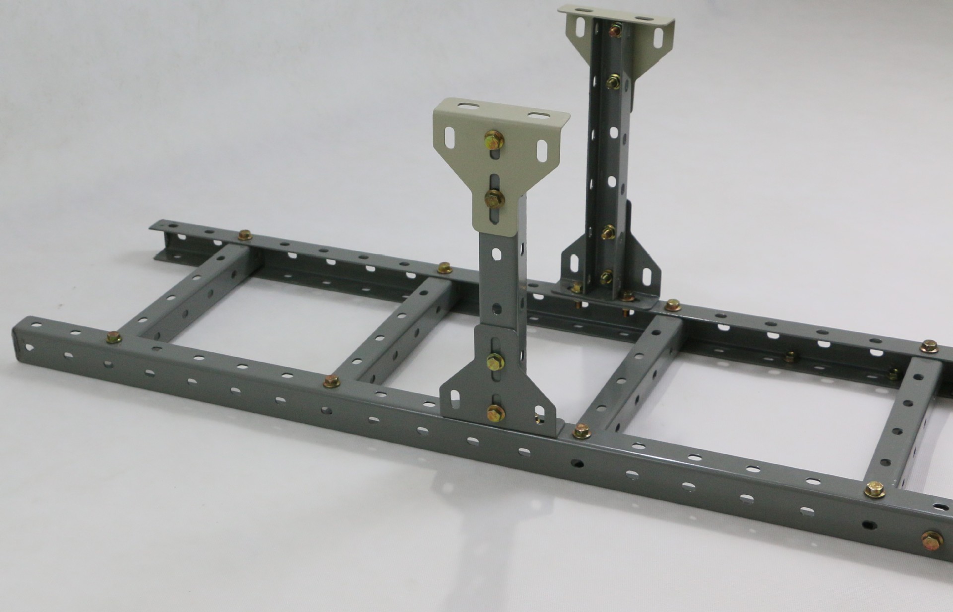 厂家直销多孔u型钢走线架 机房专用各种规梯式不锈钢理线架