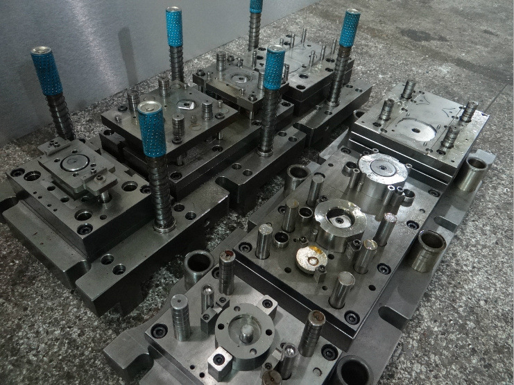 模内旋切连续拉伸模