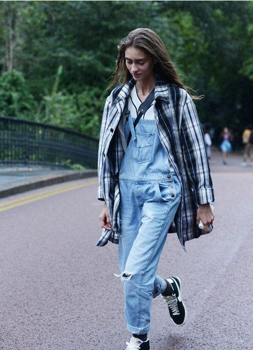 牛仔背带裤搭配黑色球鞋,减龄十足的活力look,搭配格子外套,演绎中性