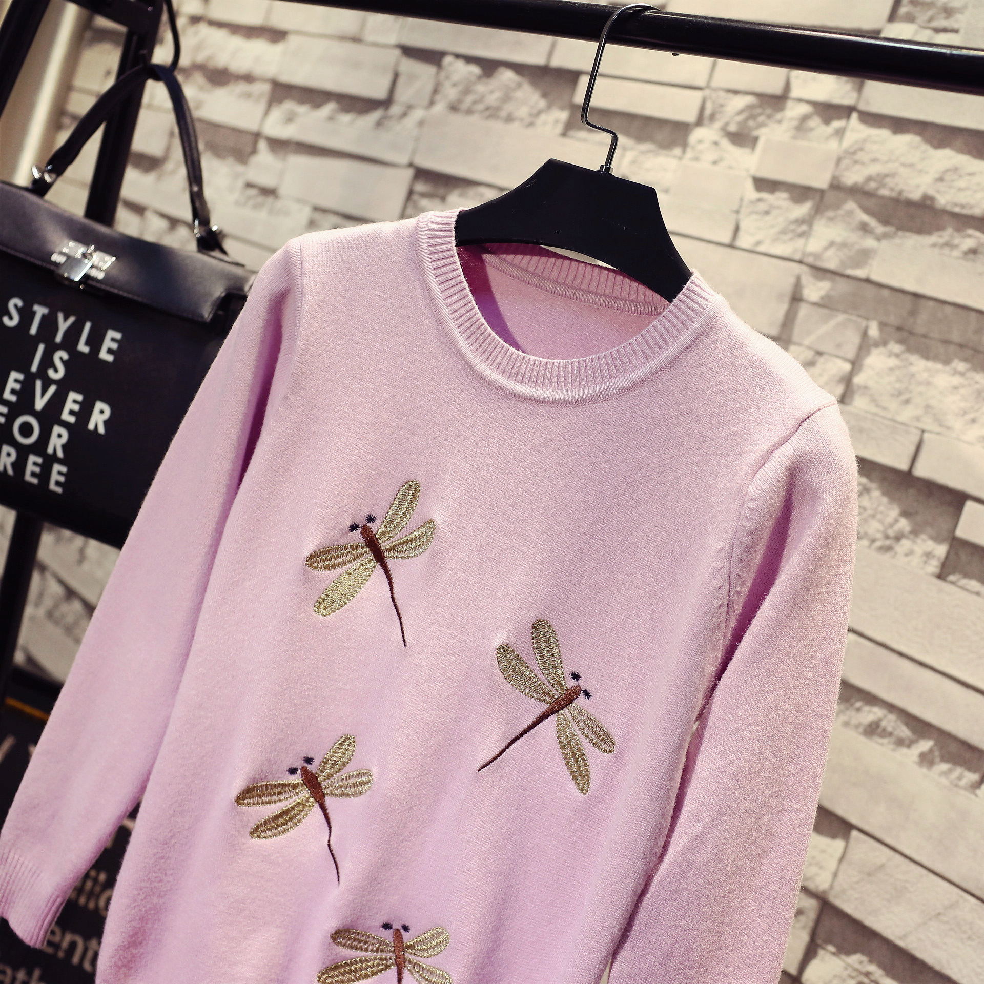 女士上衣秋冬新品女装蜻蜓刺绣图案圆领长袖套头针织衫打底毛衣女