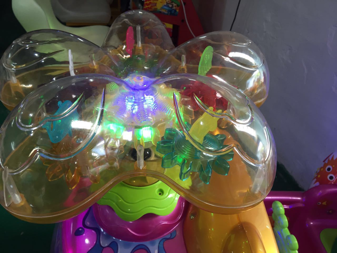 厂家儿童摇摇车qq鲸投币游戏机摇摆机儿童转马轨道设备批发