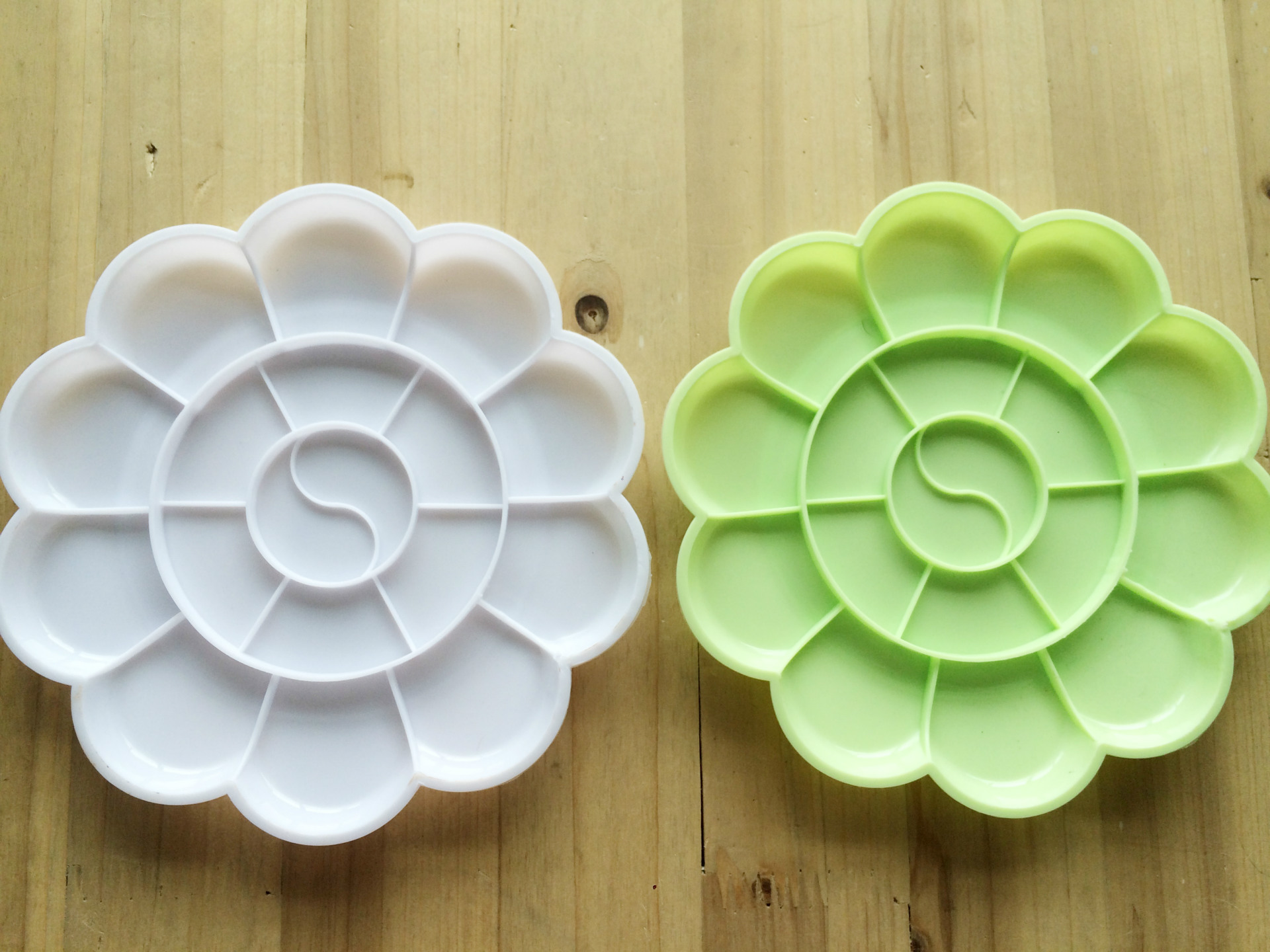 087调色盘 调色碟 梅花状直径约18cm 颜色随机 蓝白粉绿