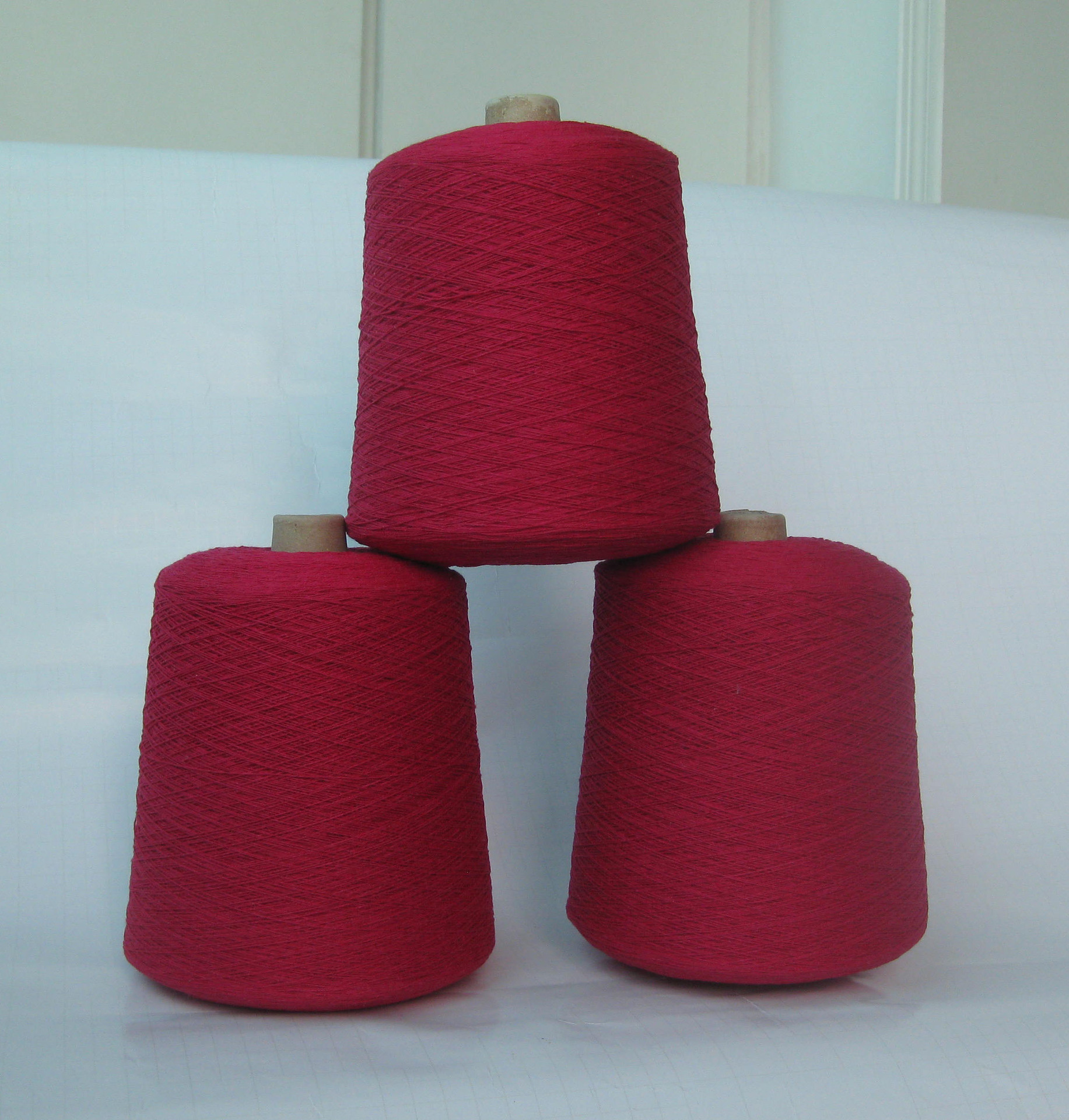 21s普梳 双股全棉线 高配优质 环保筒子染色 酒红色织锦专用线