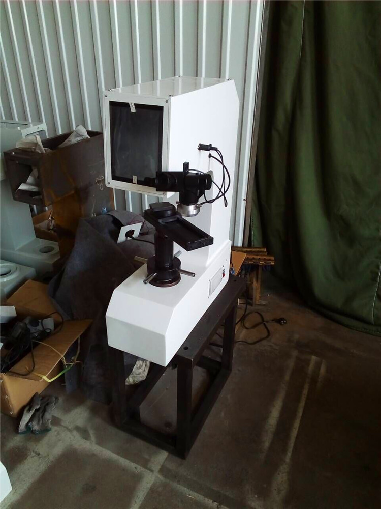 序号 名称(规格) 数量 1 数显式测微目镜 1只 2 显微镜座(含内照明灯)