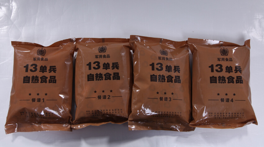 军队的生活艰苦而快乐,在野外高强度的训练之后,来一罐军用食品罐头