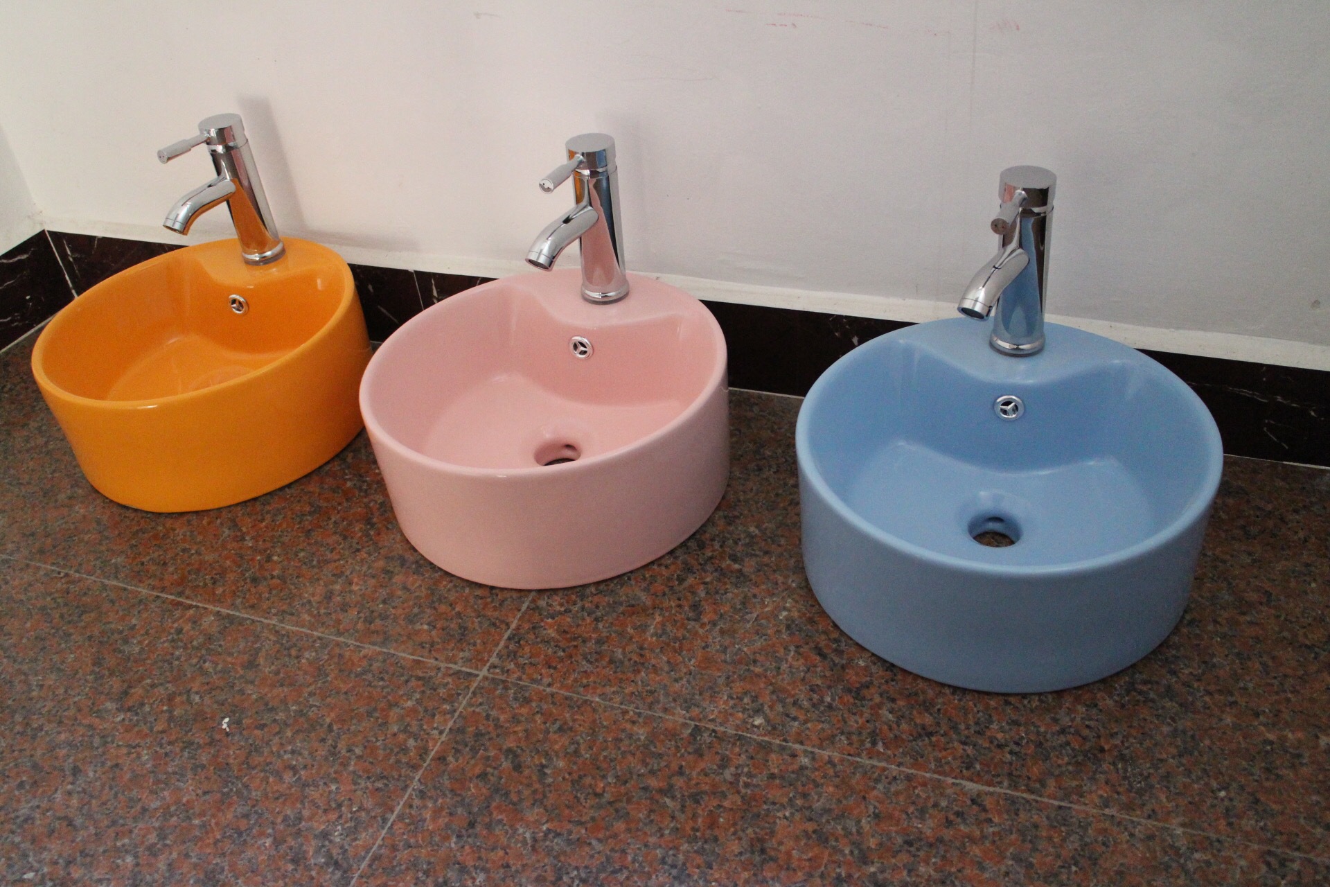 幼儿园儿童陶瓷洗脸洗手盆 卫生间彩色台上洗面洗漱盆池最小批发