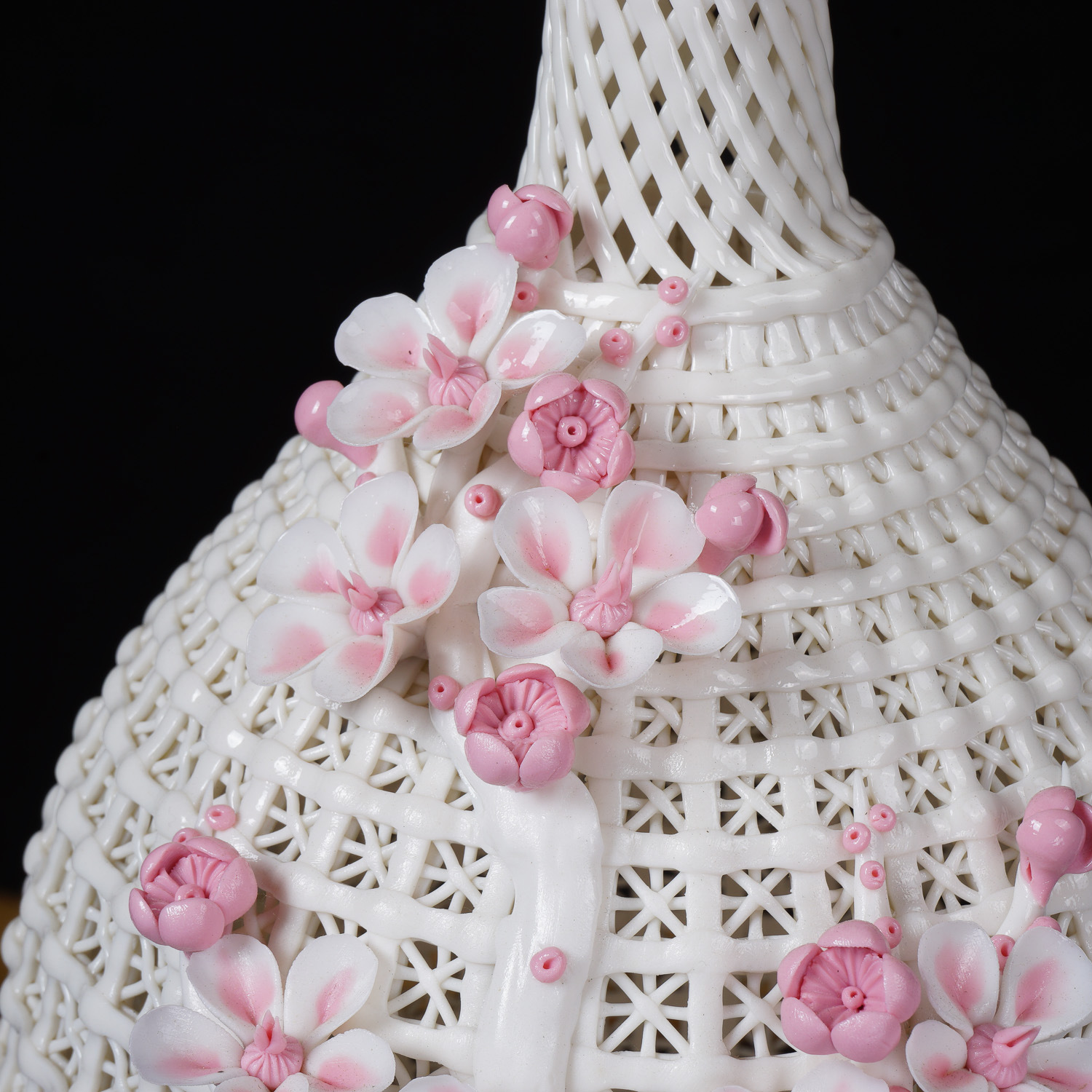 中国白梅花玉壶春镂空陶瓷花瓶 现代家居饰品创意瓷雕工艺品摆件