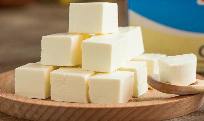 奶油奶酪(cream cheese ),一种未成熟全脂奶酪,经加工后,其脂肪含量可