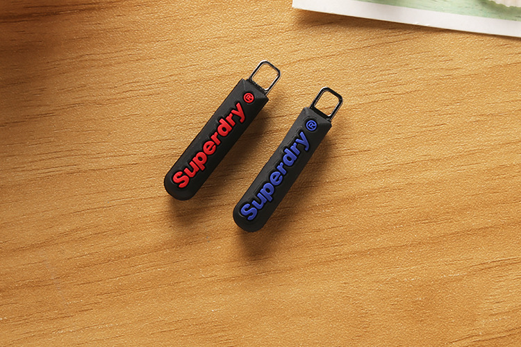 厂家生产双面滴胶合模拉头扣拉牌pvc拉链头硅胶服装