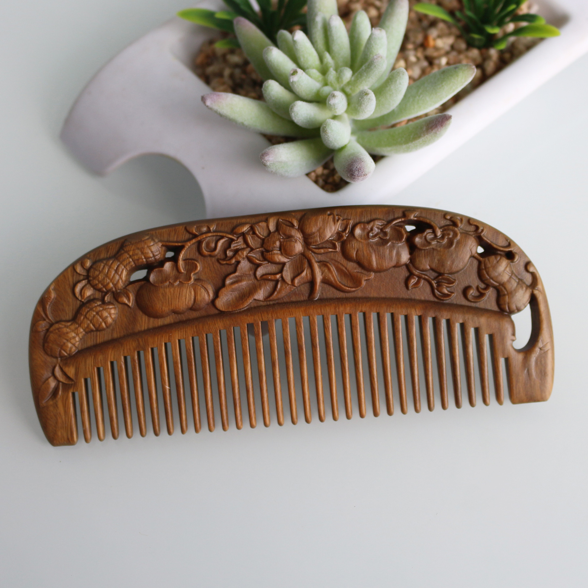 天然绿檀整木雕刻带柄梳子护发按摩防静电木梳工艺礼品梳厂家